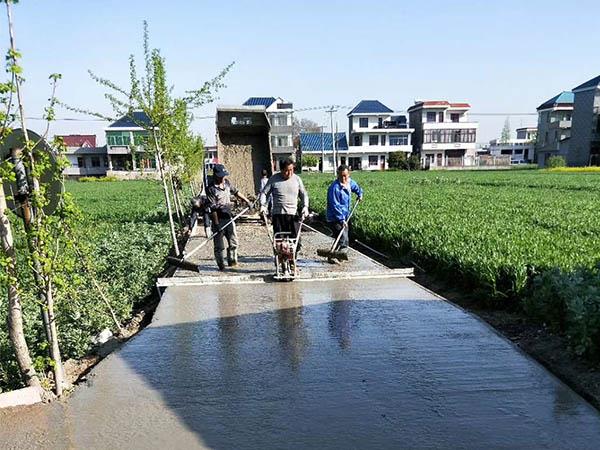 汽油振動(dòng)尺完全克服了長(zhǎng)期困饒?jiān)诨炷恋孛媸┕ず蟮目?，鼓，裂的現(xiàn)象，實(shí)現(xiàn)了堅(jiān)固，實(shí)心的混凝土地面