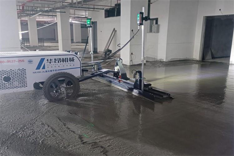 華昂100-2L二輪激光整平機(jī)正在地下室施工